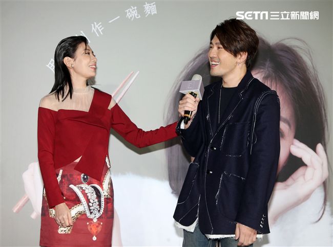 賈靜雯和弟弟賈子宸（衛斯理）聯手打造食品麻花麵「賈以食日｣。（記者邱榮吉/攝影）