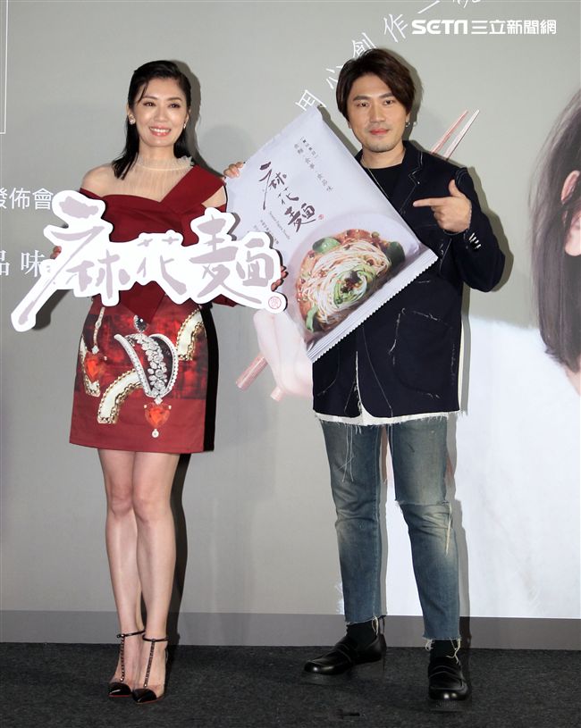 賈靜雯和弟弟賈子宸（衛斯理）聯手打造食品麻花麵「賈以食日｣。（記者邱榮吉/攝影）