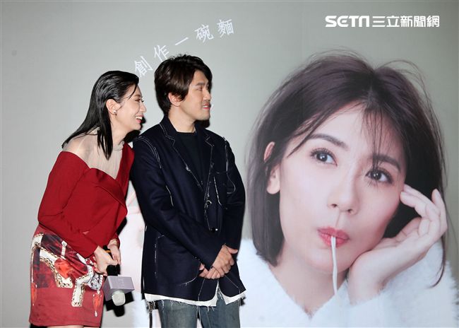 賈靜雯和弟弟賈子宸（衛斯理）聯手打造食品麻花麵「賈以食日｣。（記者邱榮吉/攝影）