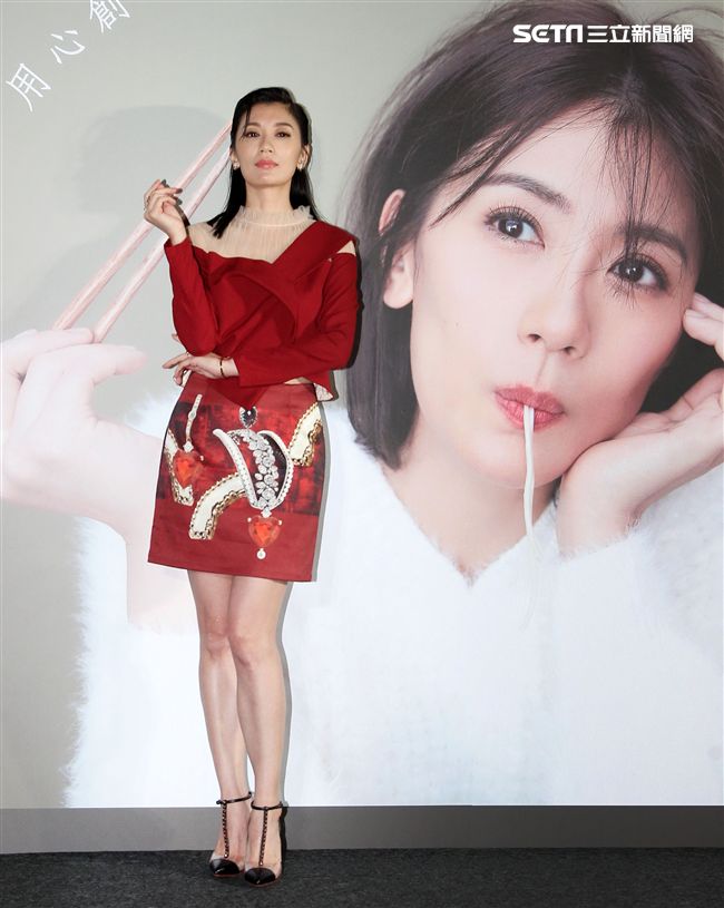 賈靜雯和弟弟賈子宸（衛斯理）聯手打造食品麻花麵「賈以食日｣。（記者邱榮吉/攝影）