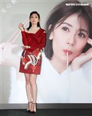 賈靜雯和弟弟賈子宸（衛斯理）聯手打造食品麻花麵「賈以食日｣。（記者邱榮吉/攝影）