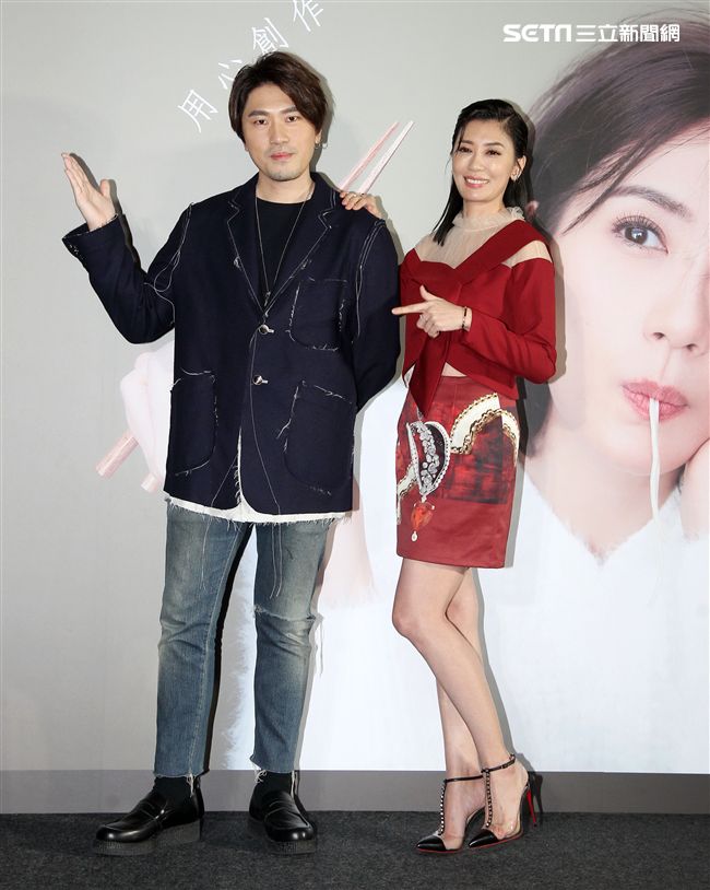 賈靜雯和弟弟賈子宸（衛斯理）聯手打造食品麻花麵「賈以食日｣。（記者邱榮吉/攝影）