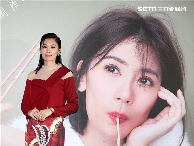 賈靜雯和弟弟賈子宸（衛斯理）聯手打造食品麻花麵「賈以食日｣。（記者邱榮吉/攝影）