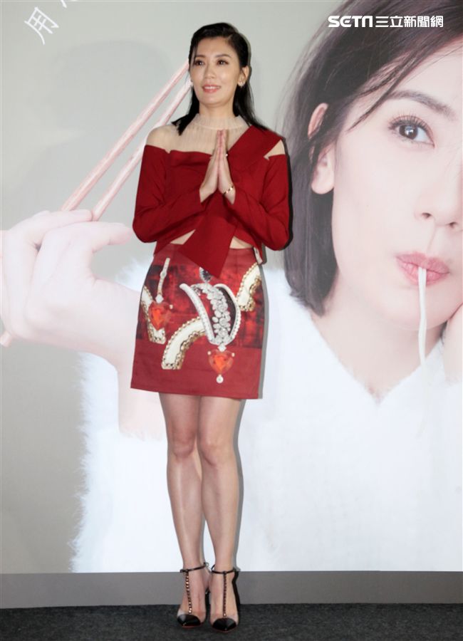 賈靜雯和弟弟賈子宸（衛斯理）聯手打造食品麻花麵「賈以食日｣。（記者邱榮吉/攝影）