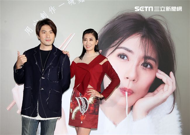 賈靜雯和弟弟賈子宸（衛斯理）聯手打造食品麻花麵「賈以食日｣。（記者邱榮吉/攝影）