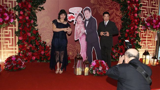 直擊／周遊婚宴如見面會！賓客搶合影