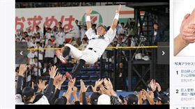 ▲千葉羅德岡田幸文引退被隊友拋起。（圖／截自日本媒體）