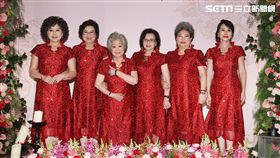 周遊伴娘／記者邱榮吉攝影，成員：王滿嬌（左二）、素珠（左三）、紀露霞（右三）、吳敏（右二）、張俐敏（右一）