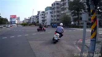 騎士闖紅燈　下一秒慘「與警察同行」
