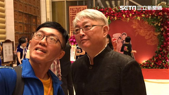 周遊婚禮花童少了他　現今滿頭白髮