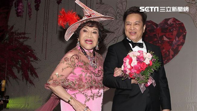 周遊頭戴特製帽　網笑：好像戴燒酒螺