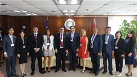 巴拉圭移民局長遭女翻譯官控性騷（前排左5）(圖/翻攝自移民署官網)

