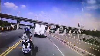 機車迎面撞向貨車　玻璃碎裂驚險瞬間