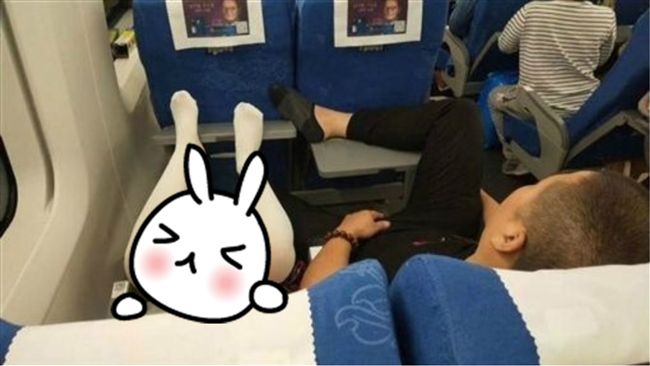 女兒學父親「坐姿」！露出…嚇壞網友
