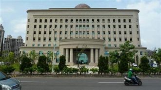 女師自撞想詐保　假車禍報案遭送辦