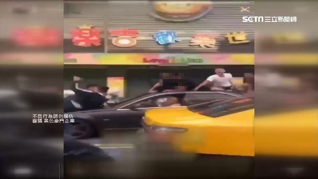 6少年趴坐車頂兜風　耍帥舉動超危險