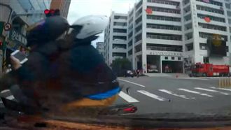 貪快闖紅燈撞左轉車　機車噴進騎樓