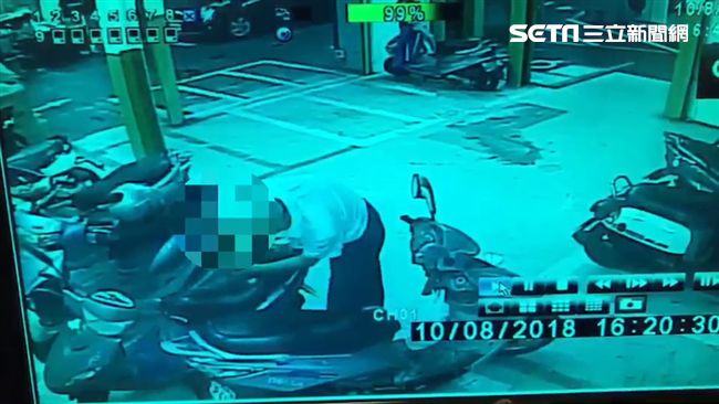 行車糾紛報復？他怒割機車座墊全都錄
