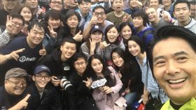 發哥親切合影/讀者提供
