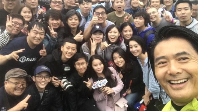 影／發哥再展自拍長技　放話秋天再來