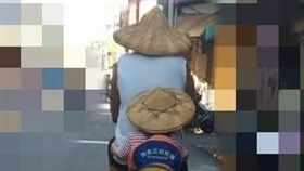 阿公,鐵馬,孫子,腳踏車,幼稚園,斗笠,／翻攝自爆廢公社公開版