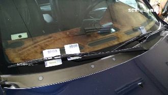 愛車遭夾詭異千元鈔　網曝：千萬別拿