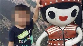 瘦成皮包骨！男童手綁束帶罰站疑受虐