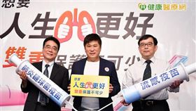 左起黃伊文部長、胡瓜、黃立民教授共同參與流感與肺炎衛教記者會並呼籲：在流感季來臨前，除了施打流感疫苗外，建議與醫師討論施打肺炎鏈球菌疫