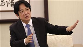 美中貿易戰延燒　賴清德：希望瞄準一點美中貿易爭端持續延燒，行政院長賴清德22日接受中央社專訪時表示，目前對台灣的影響有限，盼美中貿易戰火未來不要波及到台灣，「希望他們瞄準一點」。中央社記者張皓安攝　107年8月22日