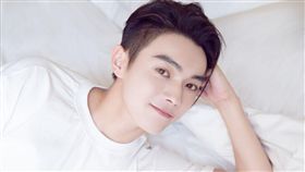 許凱寫錯字被網友酸文盲。(翻攝微博)