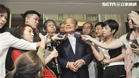 蘇貞昌至林口路藝術商街市場掃街，蘇貞昌競選辦公室提供。