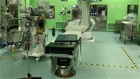 不少人都曾有到醫院進行手術的經驗，當進入手術室時，不免會冒出一身冷汗。有網友臉書社團好奇問「有誰進去過手術室？」沒想到不到一天，就湧入上千名網友分享進手術室的心得，紛紛直喊「冷到狂抖！」（圖／翻攝自爆廢公社）