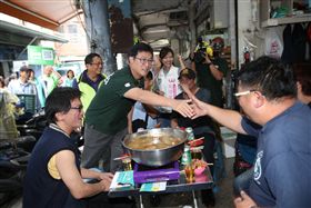 ▲民進黨台北市長候選人姚文智在黨籍議員候選人的陪同下，至萬華富民市場掃街派票。（圖／姚文智辦公室提供）