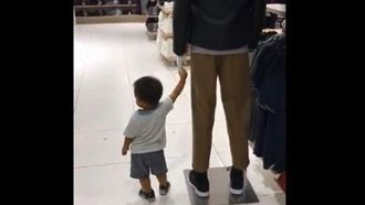 萌娃緊牽「模特兒」不放　爸當場崩潰