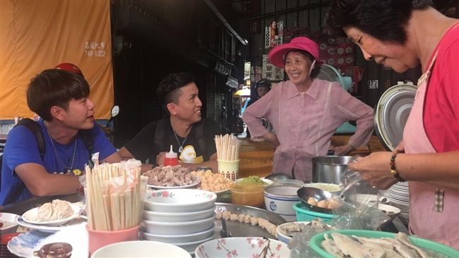 搶當美食代言人！李易挑戰鳳梨豆醬