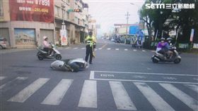 一起搞失蹤？南投埔里鎮今（9）日上午發生一起車禍事件，一名機車騎士撞上一輛小客車後，人車倒地，原本以為騎士受了傷，沒想到騎士突然站起來拔腿就跑，小客車駕駛見狀後也跟著離開，現場僅留下一輛倒地的機車。員警獲報抵達現場，當場傻眼，立刻以車追人，通知車主到警局說明。（圖／翻攝畫面）