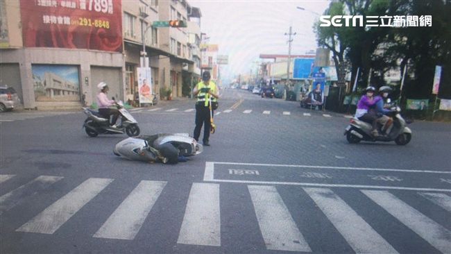人跑去哪？騎士車禍丟下機車拔腿逃