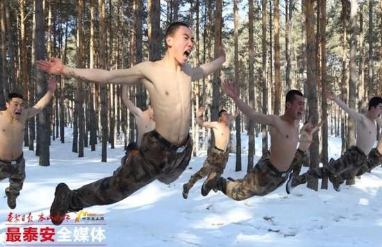 國足最狂訓練　雪地裸身提槍還跳傘