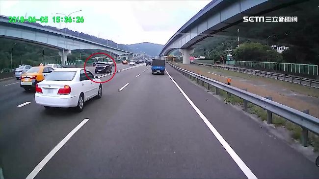 導航喊太慢硬切　跨越槽化線KO兩車