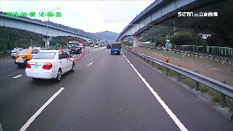 導航喊太慢硬切　跨越槽化線KO兩車