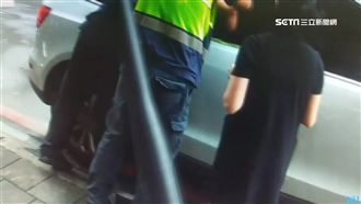 兒被反鎖車內　母心急破百萬奧迪車窗