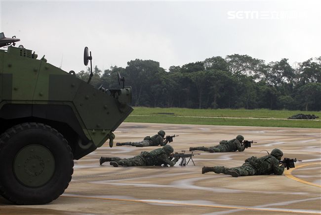 陸軍第三作戰區「地空聯合作戰」實兵操演，裝甲584旅機步戰鬥隊結合特戰兵力，在攻擊直升機掩護下對敵軍