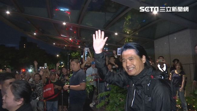 周潤發太親民！離台前「他」幸運被抱