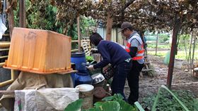 新北新增2例登革熱　管制高風險菜園新北市新莊區新增2例本土登革熱，市府衛生局表示，營盤里菜園研判為高風險區域並自9月19日起封園，但登革熱病例仍層出不窮，9日再次噴藥消毒消後封園管制出入。（衛生局提供）中央社記者黃旭昇新北市傳真  107年10月9日