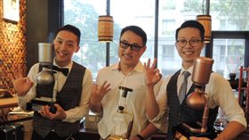 世界盃虹吸咖啡大賽　台灣選手奪銀拿銅世界盃虹吸咖啡大賽9月底在日本東京舉行，台灣籍選手朱紹齊（左）與張維欣（右）分別拿下銀牌及銅牌，兩人9日一起重現比賽的咖啡作品，並感謝業者王信鈞（中）一路以來的培訓及支持。中央社記者郝雪卿攝　107年10月9日