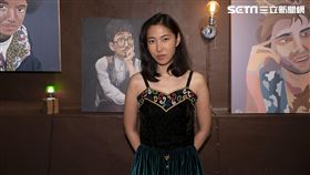 王若琳自嘲座右銘叫永遠不放棄。（圖／索尼音樂提供）