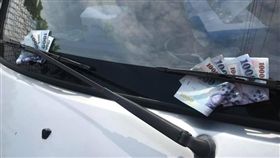 雨刷,千元大鈔,詭異,刮傷,保險桿,／翻攝自爆怨公社