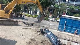 台南,工地,違停,怪手,壓扁（圖／翻攝自臉書拉拉隊 運輸業 照片影片資訊分享團）