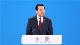 孟宏偉落馬僅違法無違紀　引起揣測中共中紀委、中國國家監察委官網7日深夜宣布，公安部副部長孟宏偉涉嫌違法正接受調查。但與其它落馬官員不同的是，孟宏偉落馬卻沒有「違紀」二字，引起外界揣測。孟宏偉是國際刑警組織主席，他日前失蹤引發國際關注。（中新社提供）中央社　107年10月8日