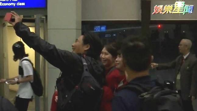 發哥結束台灣行　離台不忘「帥」一發